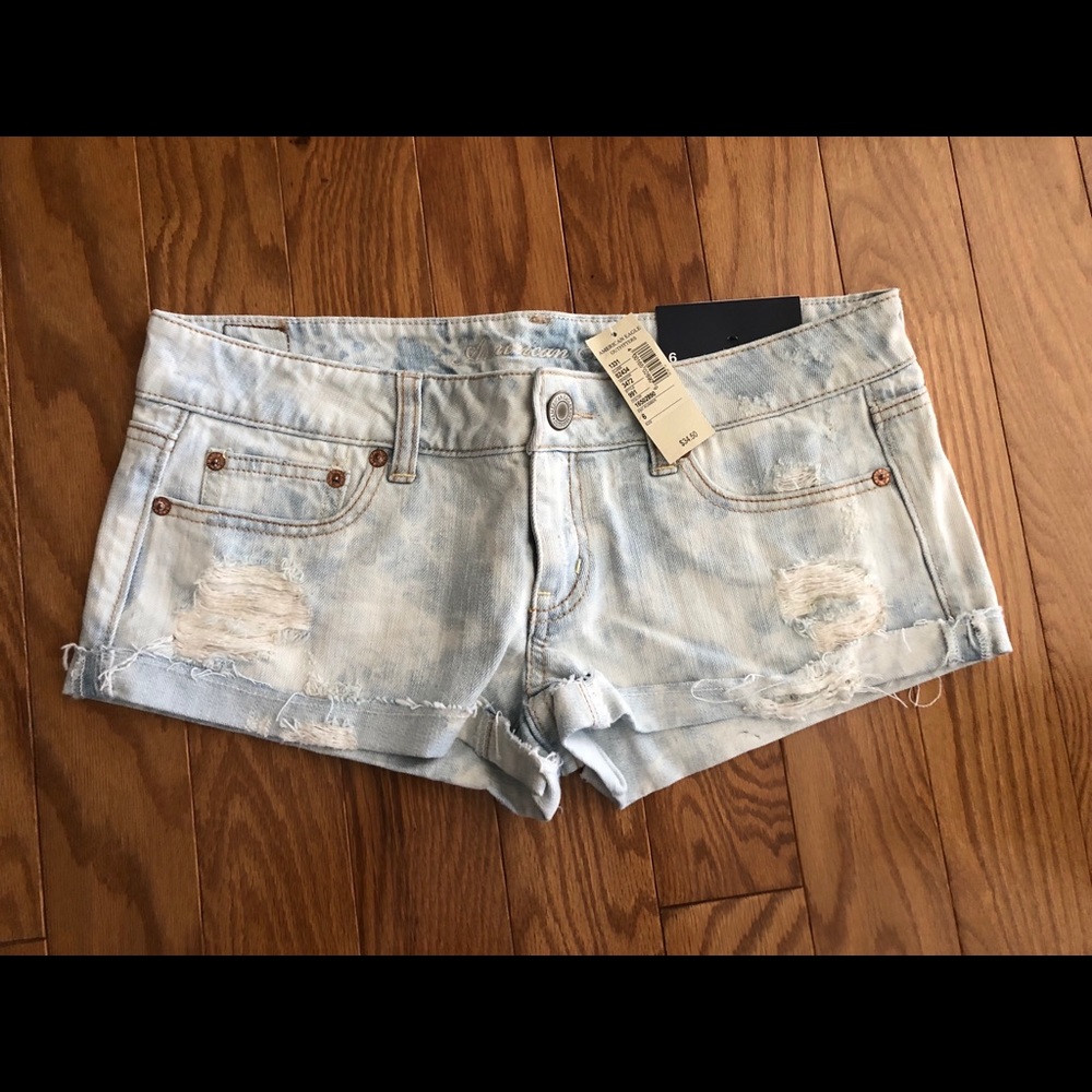 New with tags distressed American eagle Jean short